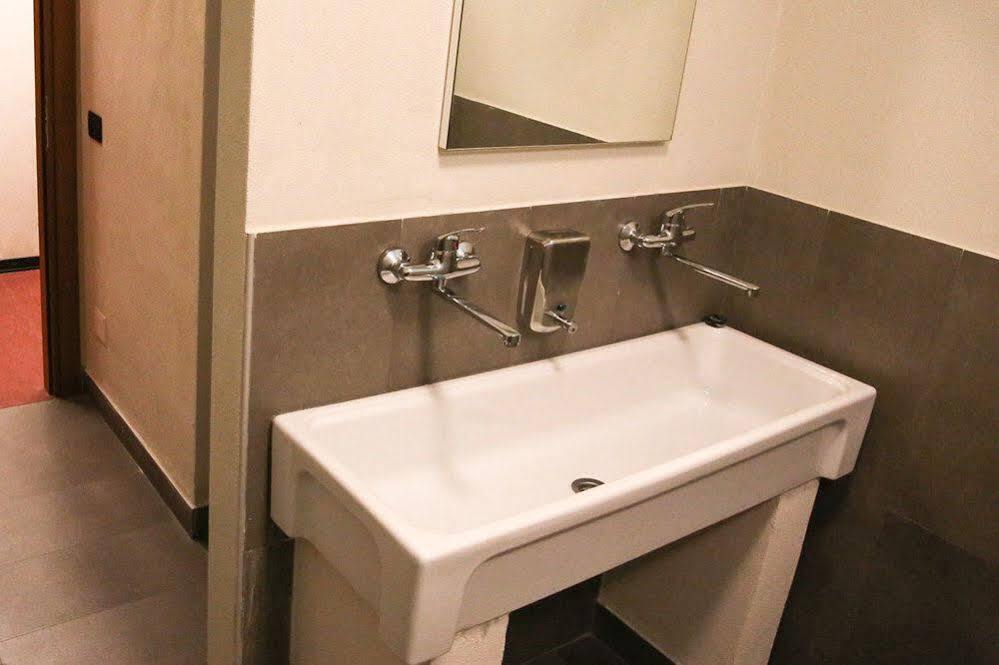 Oasi Hostel Merone Luaran gambar